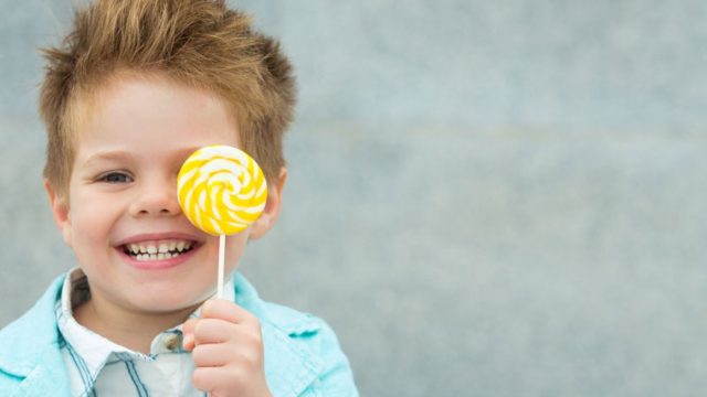 كيف تتعاملين مع رغبة الطفل المفرطة في تناول السكاكر؟