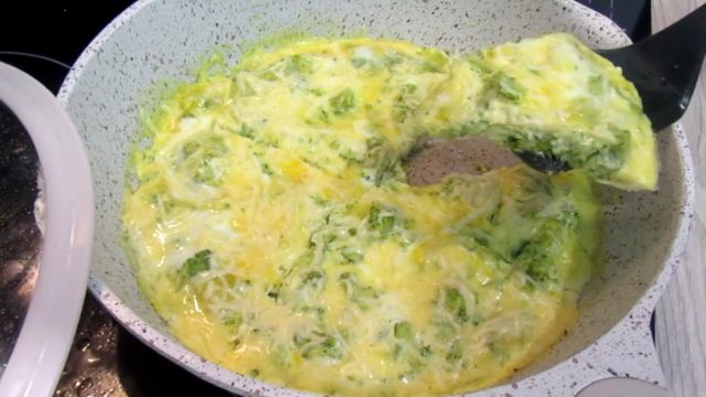 خطوات تجهيز عجة البروكلي بالبيض