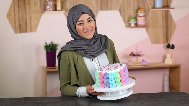 أجمل الكيكات الملونة لحفلات الزفاف الصيفية