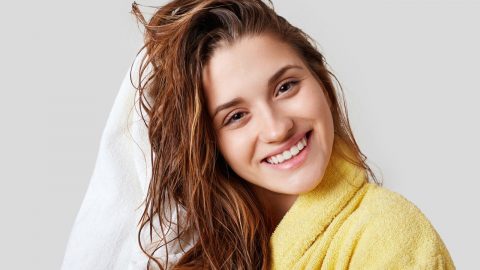 5 حيل لمنع تجعد الشعر بعد الاستحمام