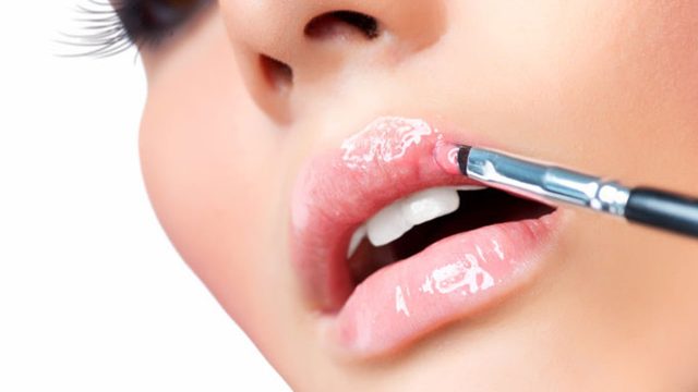 اكتشفي أسرار تطبيق ملمع الشفاه هذا الخريف بدون أخطاء!