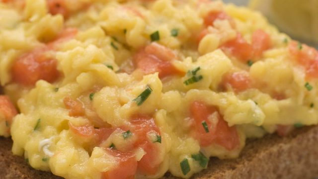 كيفية تجهيز مخفوق البيض مع السلمون