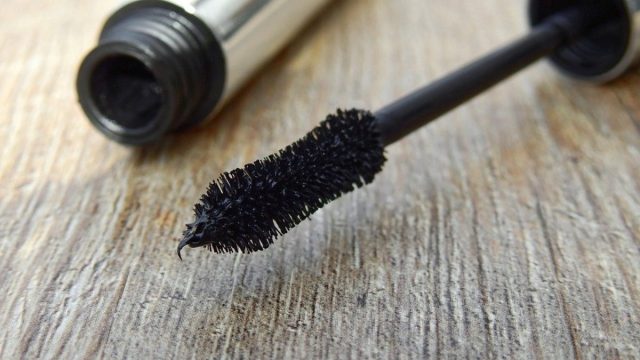 5 طرق لإعادة تدوير فرشاة الماسكارا الخاصة بك!