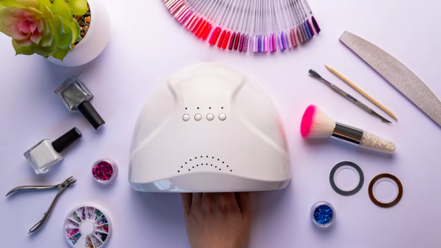 بالخطوات: تعلمي تطبيق المناكير شبه الدائم كالمحترفات