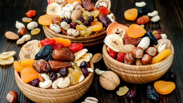 دليلك لزيادة الوزن بواسطة الفواكه الجافة والمكسرات