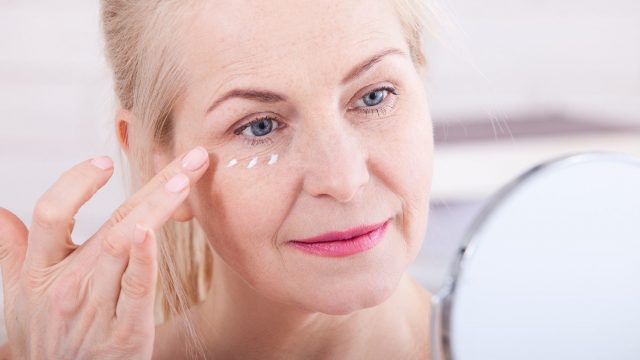 روتين للعناية بالبشرة بعد سن الخمسين