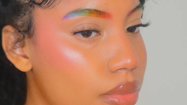 صيحة حواجب بألوان قوس قزح.. فنون أم جنون؟