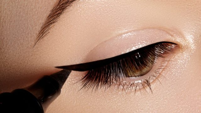 4 حيل تجعلك تتقنين رسمة الآيلاينر بسهولة