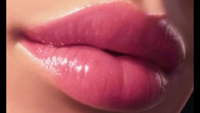 4 خطوات للحصول على شفاه وردية بدون حمرة!