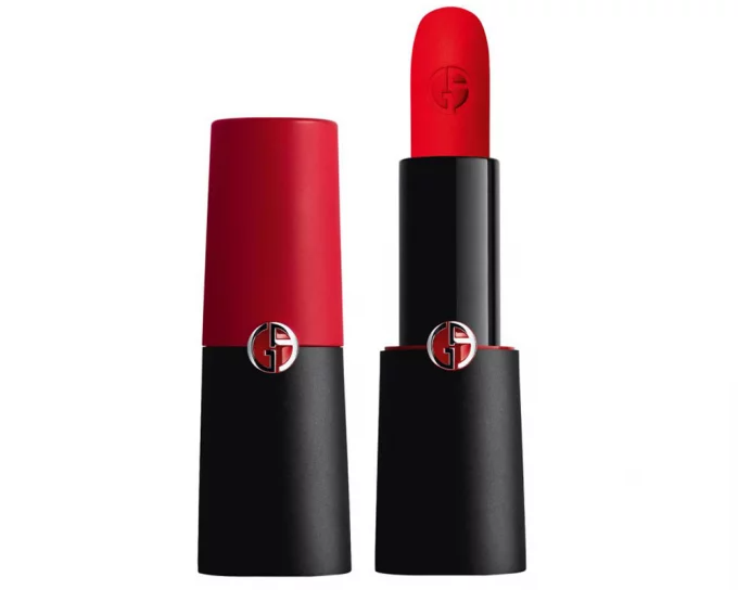 أحمر شفاه باللون الأحمر البارز بتركيبة مطفية من علامة Armani