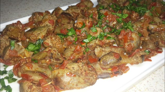 طريقة تجهيز كبدة الدجاج بالبصل والطماطم