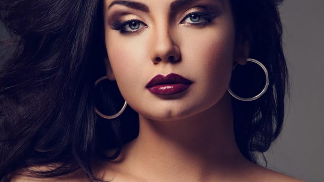 اكتشفي طريقة تطبيق مكياج برغندي ذهبي للعروس