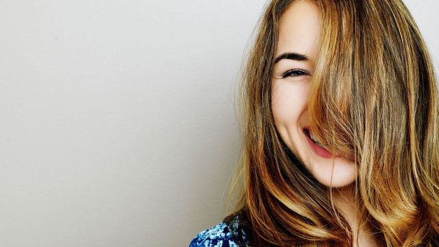 3 طرق لاستعادة لون الشعر الطبيعي بعد الصبغة