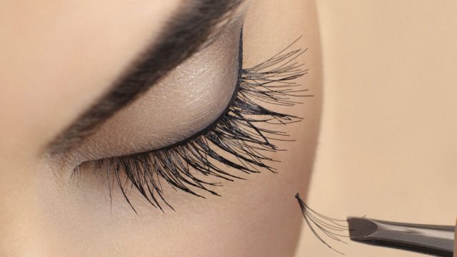 اكتشفي طريقة إزالة الرموش المستعارة في خطوات