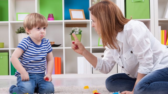 كيف تعلمين طفلك الانضباط والالتزام بقواعد التربية؟