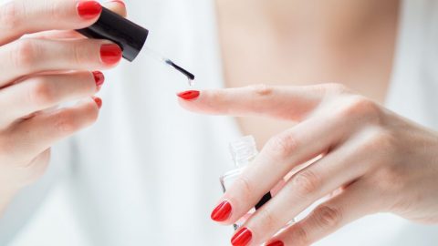 قائمة بأفضل مستحضرات التوب كوت وطلاء الأساس لمناكير جذاب