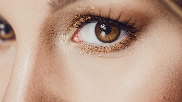 كل ما يجب أن تعرفيه عن أسرار مكياج العيون العسلية