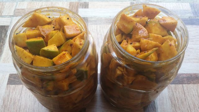 كيفية تجهيز المانجو المخلل على الطريقة الهندية