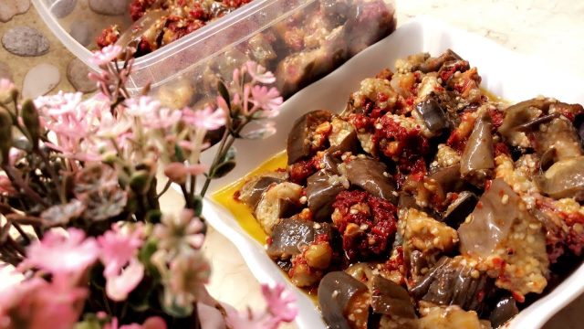 كيفية تجهيز مكدوس الباذنجان المفروم