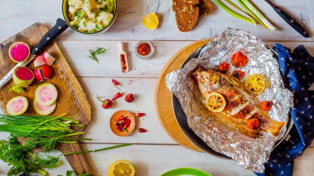 4 أخطاء عند استعمال ورق الألمينيوم في الطبخ