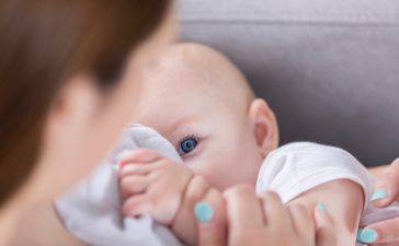 أطعمة تؤثر على الرضيع وينصح بتجنبها أثناء الرضاعة الطبيعية