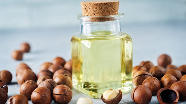 اكتشفي أسرار استخدام الزيوت النباتية حسب نوع البشرة