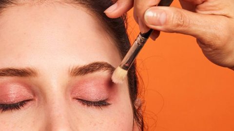 بالفيديو: تعملي طريقة تطبيق ظلال العيون كالمحترفات