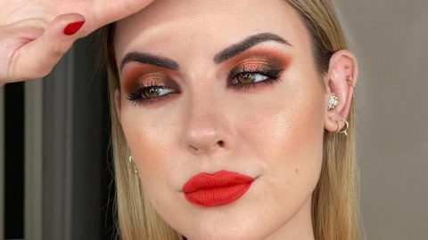 بالخطوات: مكياج موحد باللون الأحمر للسهرات