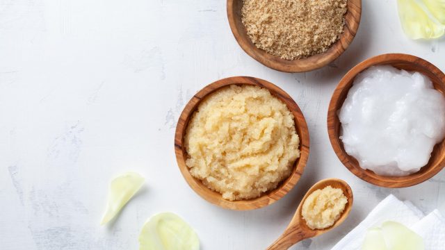 4 مقشرات محلية الصنع للعناية بالجسم مع بداية هذه السنة