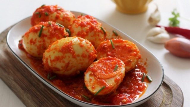 كيفية تجهيز بيض مسلوق بالطماطم