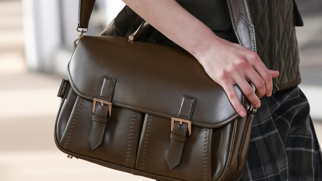 7 تصاميم جذابة لحقائب المكتب لإطلالة عملية أنيقة