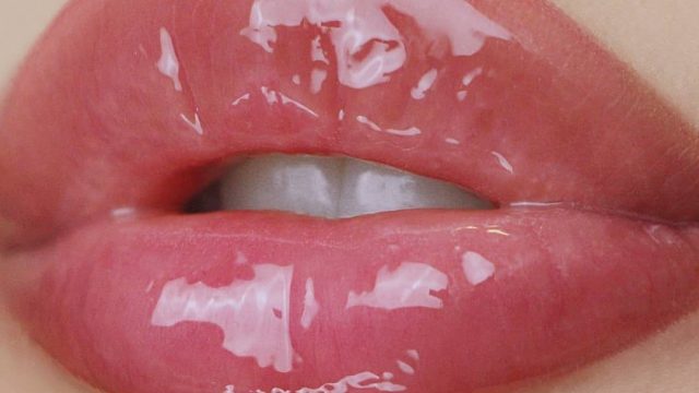 أفضل 5 مستحضرات ملمع شفاه شفاف لإطلالة متميزة