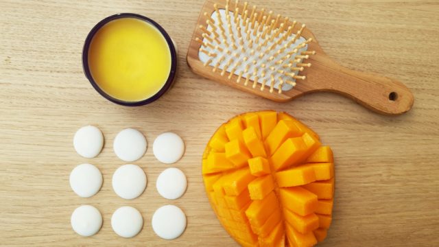 جربي بلسم زبدة الكاكاو والمانجو لعلاج جفاف فروة الرأس