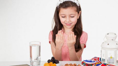 5 نصائح لتعليم طفلك الصيام خلال شهر رمضان بسهولة