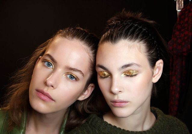 6 أفكار مكياج مبتكرة باللون الذهبي من وحي عارضات الأزياء