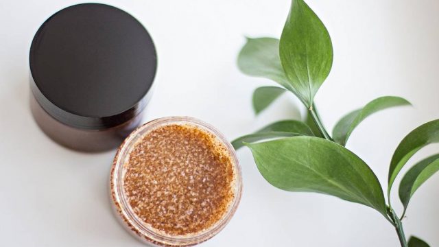 جربي مقشر المشمش محلي الصنع لبشرة مشرقة وناعمة