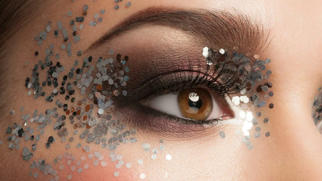 أحدث مستحضرات مكياج غليتر لإطلالة متلألئة في السهرات