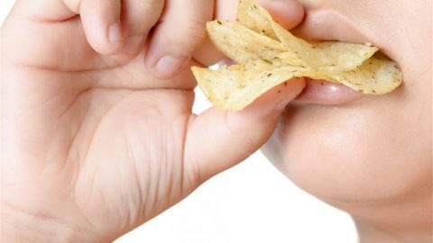 اكتشفي أضرار رقائق الشيبس على صحة طفلك!