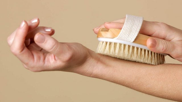 فوائد صحية وجمالية للتقشير الجاف… تعرفي عليها