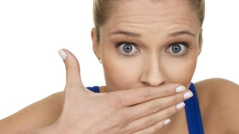 5 أسباب وراء الشعور بطعم معدني في الفم