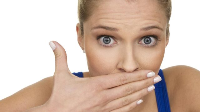 5 أسباب وراء الشعور بطعم معدني في الفم