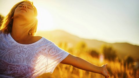 اكتشفي فوائد التعرض لأشعة الشمس لصحة الجسم