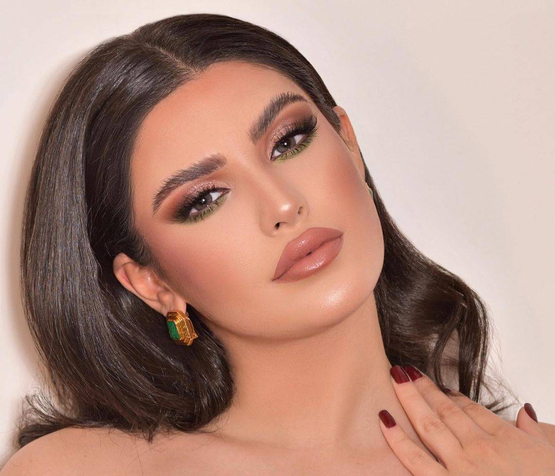 مكياج عيون سموكي بني وأخضر بأنامل شهد الخطابي