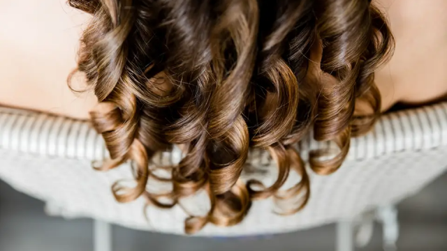 اعتمدي هذه العلاجات للعناية بالشعر المجعد