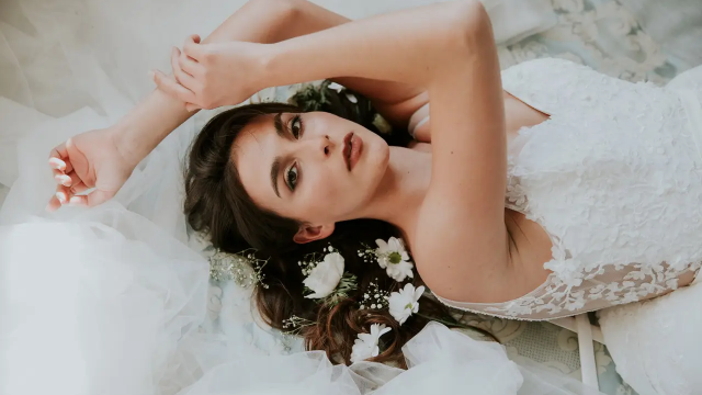 بالفيدو: تصاميم فساتين زفاف شبابية وساحرة من دار الأزياء Cymbeline