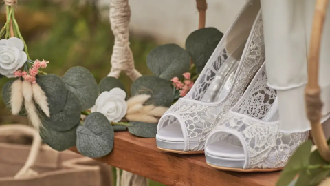 بالصور: أحذية زفاف مزوقة بالدانتيل تخطف الأنظار