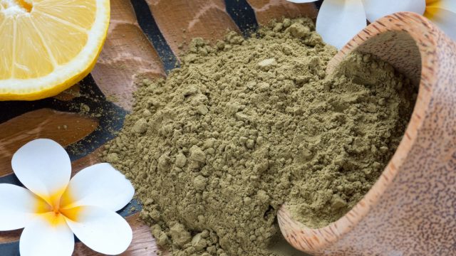 3 أشياء عليك معرفتها قبل تلوين الشعر بالحناء!