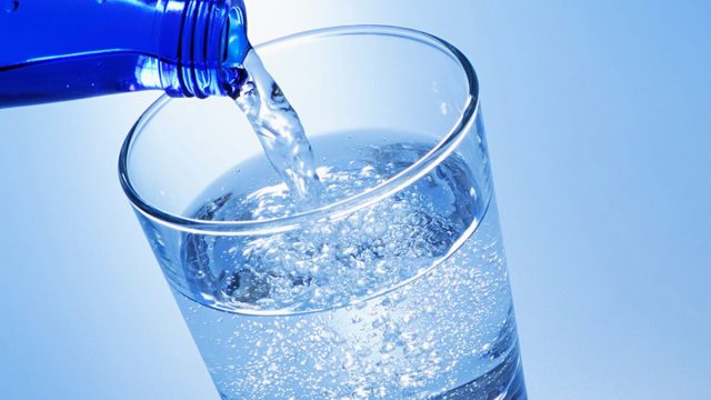 5 فوائد صحية لشرب المياه الفوارة.. تعرفي إليها