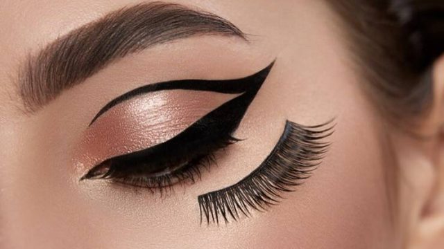 مكياج عيون ذهبي مع آيلاينر عين القطة في خطوات سهلة