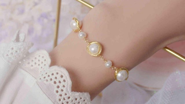 أساور مزينة باللؤلؤ لطلة ناعمة في عيد الفطر 2022
